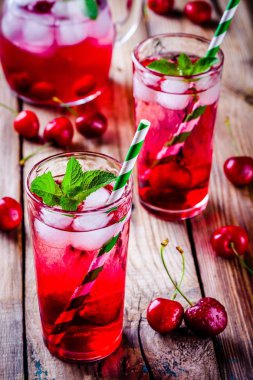 kiraz sangria buz küpleri ve nane ile cam canlandırıcı buz