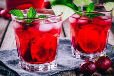 buz, kireç ve nane ile cam canlandırıcı vişne limonata buz