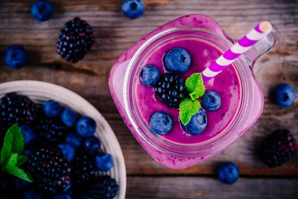 Blueberry and blackberry smoothie in mason jar view from above — Stock Photo, Image