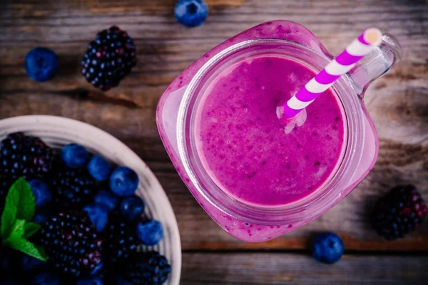 Blueberry and blackberry smoothie in mason jar view from above — Stock Photo, Image