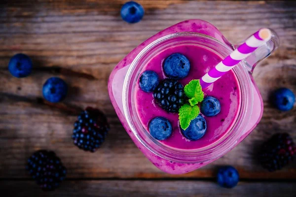 Blueberry and blackberry smoothie in mason jar view from above — Stock Photo, Image