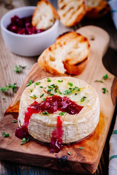 Camembert assado com molho de cranberry e tomilho — Fotografia de Stock