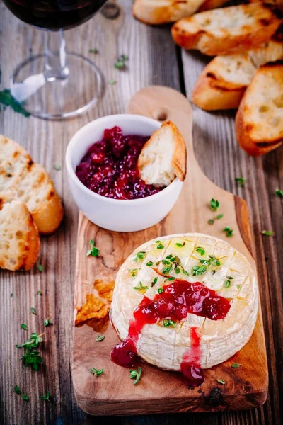 Camembert assado com molho de cranberry e tomilho — Fotografia de Stock