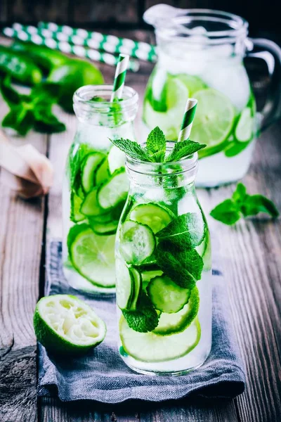 Detoks su salatalık, limon ve nane ile