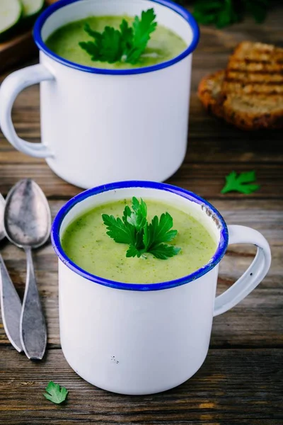 Hemmagjord grön grädde Broccolisoppa med persilja i muggar — Stockfoto