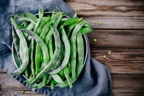 taze çiğ Fransız yeşil fasulye ahşap arka plan üzerinde