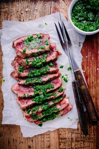 Yeşil chimichurri soslu Izgara Barbekü sığır eti biftek dilimlenmiş — Stok fotoğraf