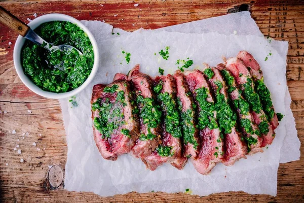 Szeletelt grillezett barbecue marha steak zöld chimichurri-szósz — Stock Fotó