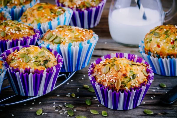 Muffins com espinafre, sementes de abóbora com queijo feta e sementes de sésamo — Fotografia de Stock