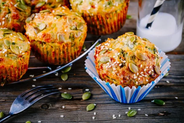 Muffins com espinafre, sementes de abóbora com queijo feta e sementes de sésamo — Fotografia de Stock