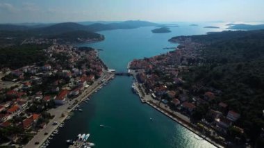 Pitoresk bir Hırvat kasaba, boğazı tarafından bölünmüş ve bir köprü ile bağlı mahalle panoramik havadan görünümü. 
