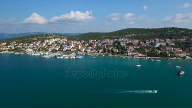 Günbatımı üzerinde küçük bir Hırvat kasabasında Marina havadan görünümü