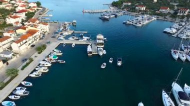 Günbatımı üzerinde küçük bir Hırvat kasabasında Marina havadan görünümü