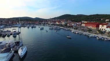 Günbatımı üzerinde küçük bir Hırvat kasabasında Marina havadan görünümü