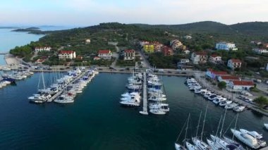 Günbatımı üzerinde küçük bir Hırvat kasabasında Marina havadan görünümü