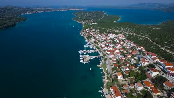 Vista aérea del puerto deportivo en una pequeña ciudad croata — Vídeo de stock