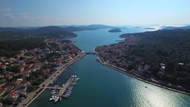 Vista aérea panorámica al barrio de una pintoresca ciudad croata, dividida por un estrecho y conectada por un puente . — Vídeos de Stock