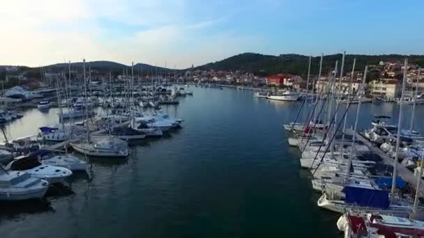 日没のクロアチアの小さな町のマリーナの空中写真 — ストック動画