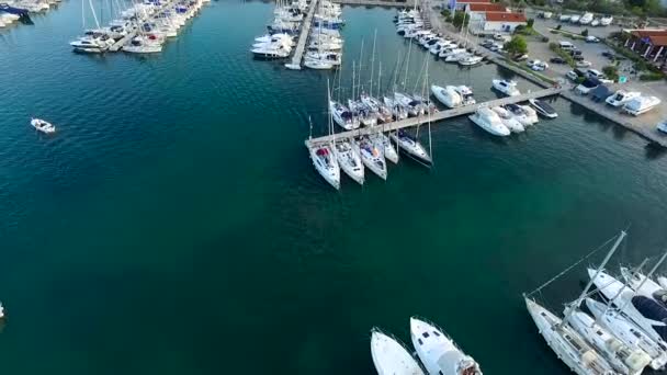 Vista aérea del puerto deportivo en una pequeña ciudad croata al atardecer — Vídeo de stock