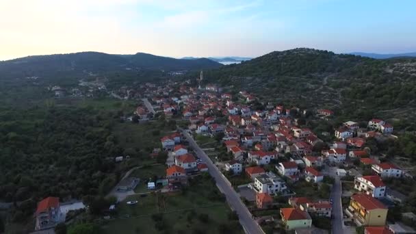 夕日の美しい海岸沿いのクロアチアの町の周りにパノラマ空中写真. — ストック動画