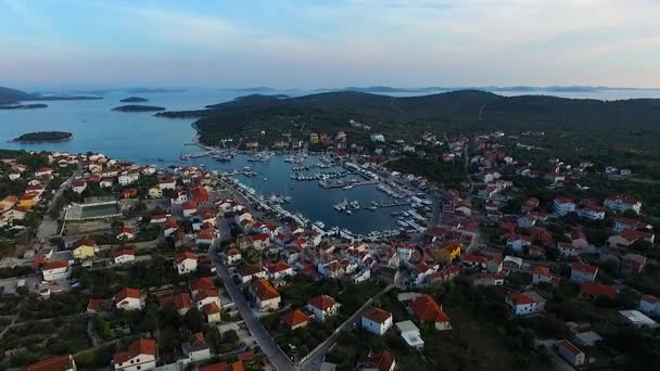 Vista aérea del puerto deportivo en una pequeña ciudad croata al atardecer — Vídeo de stock