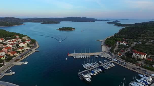 Letecký pohled na přístav v chorvatském městečku na západ slunce — Stock video