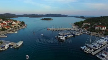 Günbatımı üzerinde küçük bir Hırvat kasabasında Marina havadan görünümü