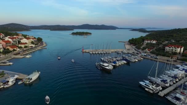 일몰에 크로아티아의 작은 마에서 마리나의 항공 보기 — 비디오
