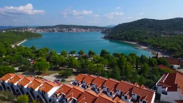 Luchtfoto uitzicht op de schilderachtige baai op zonnige dag. Aan de andere kant van de baai is een kleine Kroatische stad. — Stockvideo