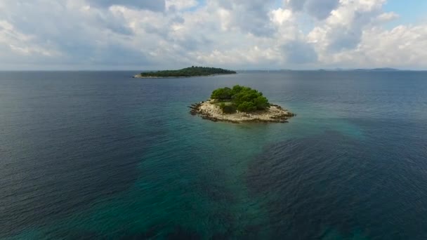 Letecké natáčení na malý ostrov poblíž Primoštenu na slunečný den, Chorvatsko. — Stock video