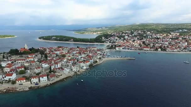 Aerial panoramautsikt över småbåtshamnen och resort adriatic centrum Primosten molnig dag, Kroatien. — Stockvideo