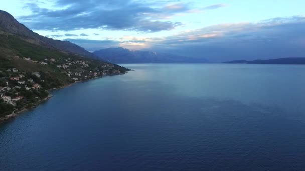 Vue aérienne d'un littoral montagneux après un orage au coucher du soleil, Croatie . — Video