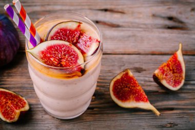 taze incir ve ballı bardaklarda sağlıklı kahvaltı smoothie