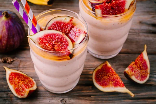 Batido de desayuno saludable con higos frescos, plátano y miel en vasos —  Fotos de Stock