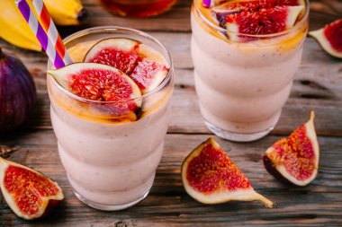 taze incir, muz ve ballı bardaklarda sağlıklı kahvaltı smoothie