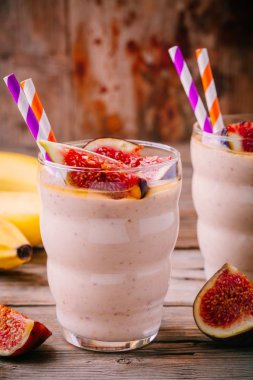 taze incir, muz ve ballı bardaklarda sağlıklı kahvaltı smoothie