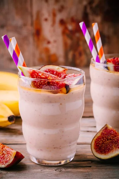 taze incir, muz ve ballı bardaklarda sağlıklı kahvaltı smoothie