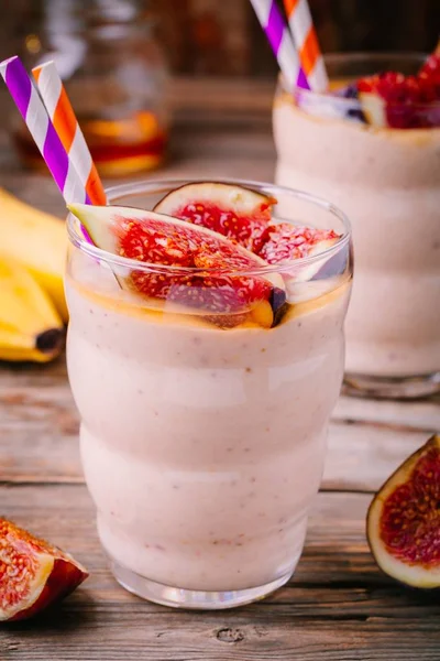 Batido de desayuno saludable con higos frescos, plátano y miel en vasos —  Fotos de Stock