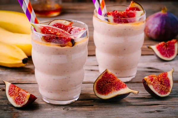 taze incir, muz ve ballı bardaklarda sağlıklı kahvaltı smoothie