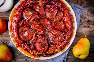 Tarte tatin karamelize armut, portakal kabuğu ve badem ile