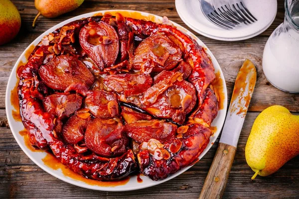 Tarte tatin karamelize armut, portakal lezzet ile badem