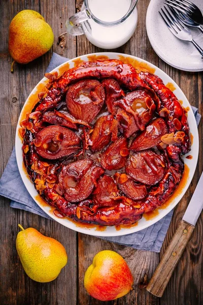 Tarte tatin karamelize armut, portakal lezzet ile badem