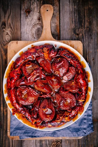 Tarte tatin aux poires caramélisées, zeste d'orange et amandes — Photo