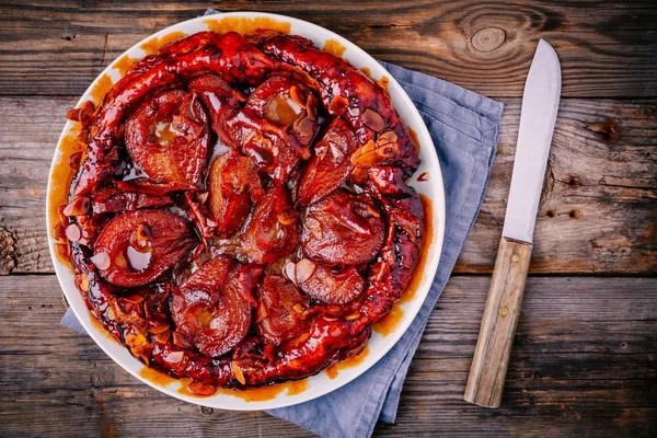 Tarte tatin karamelize armut, portakal lezzet ile badem — Stok fotoğraf