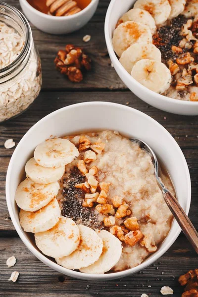 sağlıklı kahvaltı kase. muz, ceviz, chia tohum ve ballı yulaf ezmesi