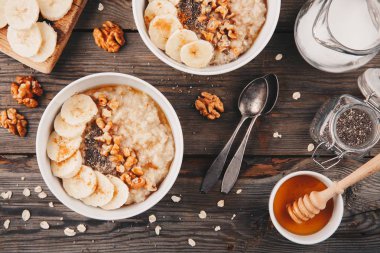 sağlıklı kahvaltı kase. muz, ceviz, chia tohum ve ballı yulaf ezmesi