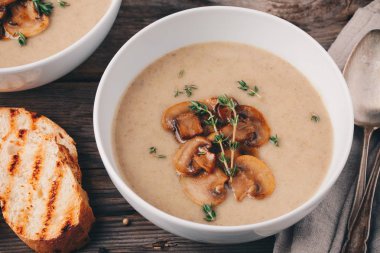 Ahşap zemin üzerine mantarlı kremalı çorba püre