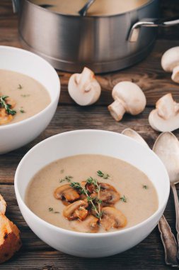 Ahşap zemin üzerine mantarlı kremalı çorba püre