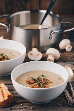 Ahşap zemin üzerine mantarlı kremalı çorba püre