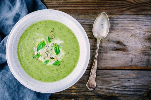 Зелений овочевий крем-суп пюре з брокколі та базиліком — стокове фото